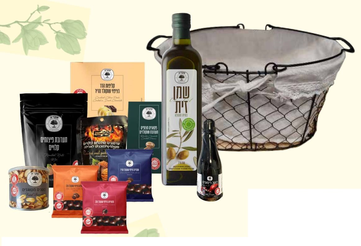 סלסלת פיקניק מפנקת - מכילה: 
שמן זית 500 מ״ל.
לוז בציפוי שוקולד חלב 120 גרם.
קליפות הדר בציפוי שוקולד מריר 150 גרם.
תערובת פיצוחים קלויים 150 גרם.
פקאנים מצופים תערובת שוקולדים 120 גרם.
בוטנים מטוגנים בקופסה 85 גרם.
ערמונים קלופים שלמים ששון הקולה 100 גרם.
צימוקים בציפוי שוקולד חלב 80 גרם.
רוטב רימונים 350 גרם.
שקדים בציפוי שוקולד מריר 80 גרם.
חמוציות בציפוי שוקולד חלב 80 גרם.