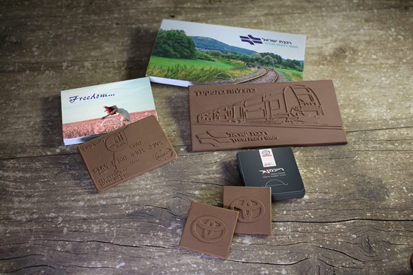 לוחיות שוקולד לוגו במארז ממותג - לוחיות שוקולד ממותגות בהטבעה של לוגו, טקסט או כל גרפיקה. 
שוקולד - חלב, לבן, מריר, פרווה.