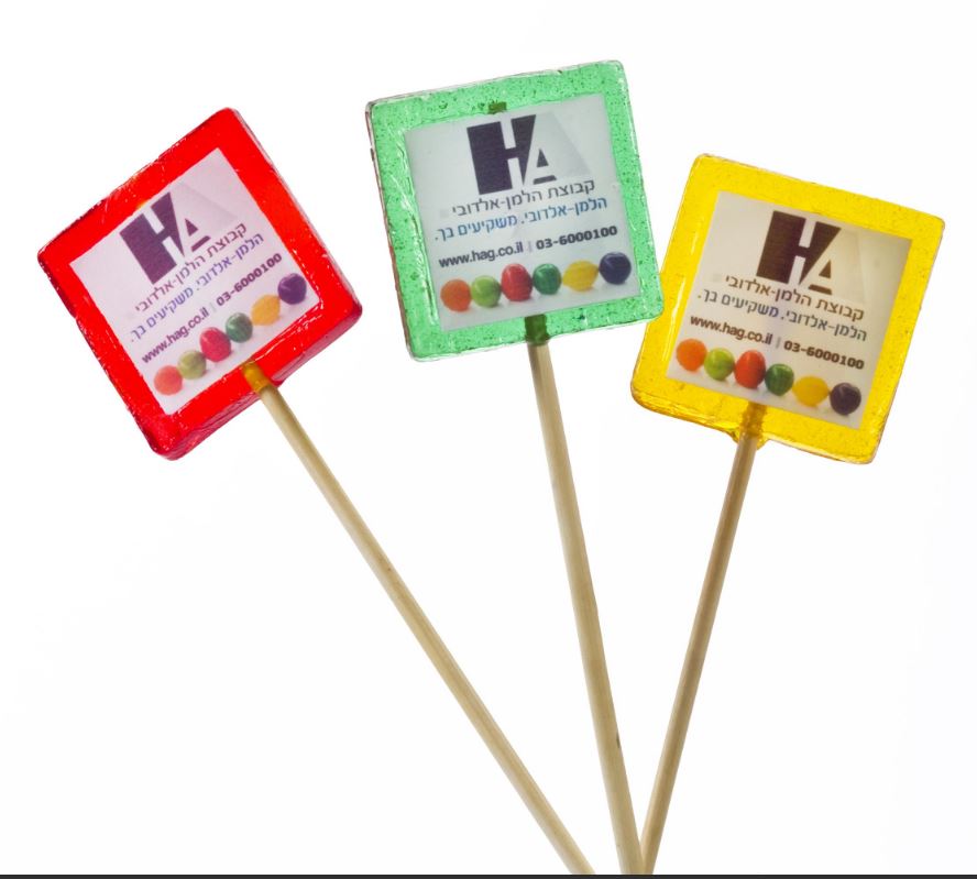 סוכריה ממותגת על מקל – סוכרייה ריבועית על מקל עץ, כולל הדפסת פרוצס בצד אחד על נייר סוכר אכיל. 
גודל סוכריה - 6.5x.6.5 ס