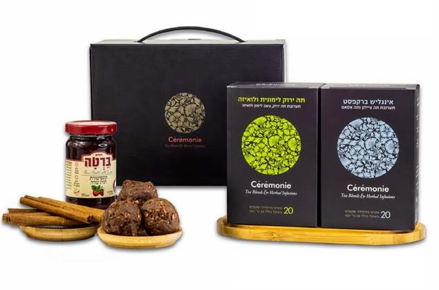 מארז נחושתן המכיל: 
מארז 20 שקיקי פירמידה - ירוק לימונית ולואיזה.
מארז 20 שקיקי פירמידה - אינגליש ברקפסט. 
קונפיטורת פירות יער בצנצנת זכוכית 120 גרם. 
כדורי חמאת בוטנים ושוקולד כ-55 גרם. 
מארז מקלות קינמון בצלופן (4-5 יח