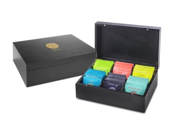 מארז תיבת עץ 6 תאים - קופסת עץ יוקרתית בצבע שחור בעלת 6 תאים, המכילה 60 מעטפות מגוונות מ 6 הטעמים המיוחדים של סרמוני.