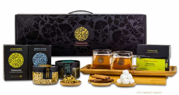 מארז עגור - מארז המכיל: 
2 כוסות זכוכית סרמוני בעיצוב יחודי 280 מ“ל.
מארז 20 שקיקי פירמידה - לימונית לואיזה. 
מארז 20 שקיקי פירמידה - אינגליש ברקפסט.
תפזורת בצנצנת פלסטיק מהודרת - ירוק נענע. 
תפזורת בצנצנת פלסטיק מהודרת - קמומיל.
מארז שי 5 קוביות מיני טעמים שונים - צמחים.
מארז שי 5 קוביות מיני טעמים שונים - אביב. 
מארז מקלות קינמון בצלופן (4-5 יח