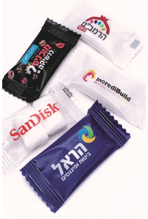 מסטיקים באריזת זוגות ממותגת - מסטיק ללא סוכר בטעם מנטה עדין השומר על טעמו לאורך זמן.
עטיפה המכילה שתי יחידות מלבניות.
גודל המוצר כולל עטיפה: אורך 5.5 ס״מ רוחב 5.2 ס״מ. 