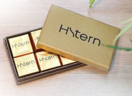 מארז ריבוע הקסם עם מכסה מודפס וסרט חובק. 
מכיל 9/18 יח