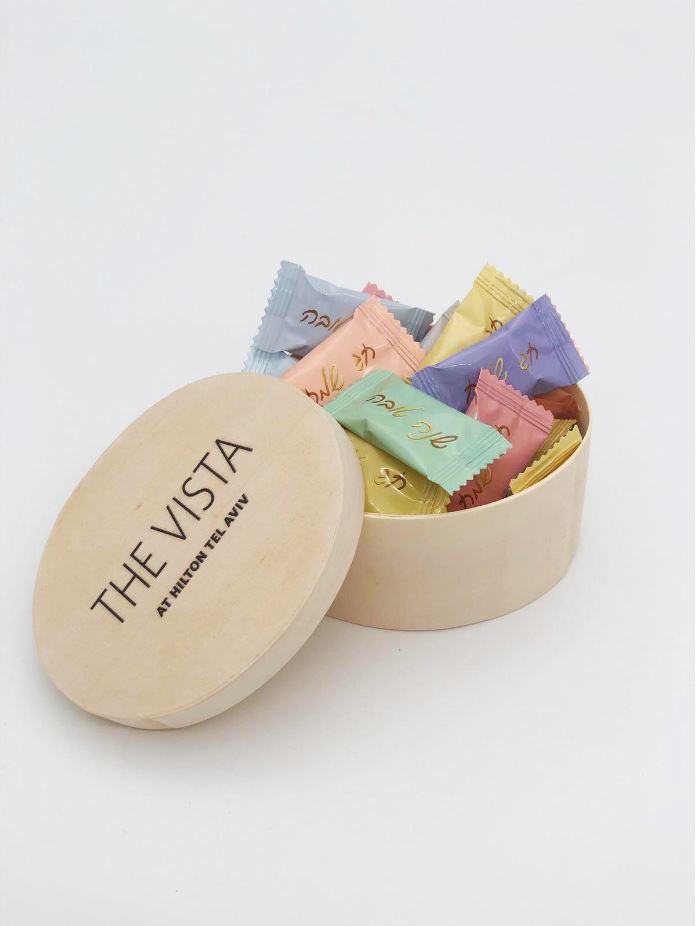 קופסא אובלית  במיתוג אישי
מכילה 15 סוכריות ללא סוכר/מנטוס פירות 
בטעמים: תות, ריבת חלב, לימון.