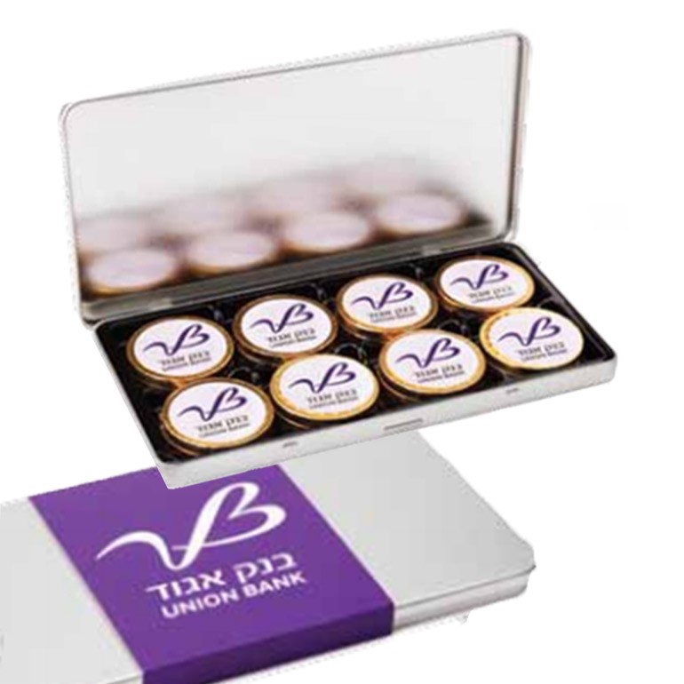 פחית מלבנית עם 8 או 16 מטבעות שוקולד. 
גודל המוצר: 18.5x 9.5x1 ס״מ. 

הדפסה צבעונית על גבי הקופסא.