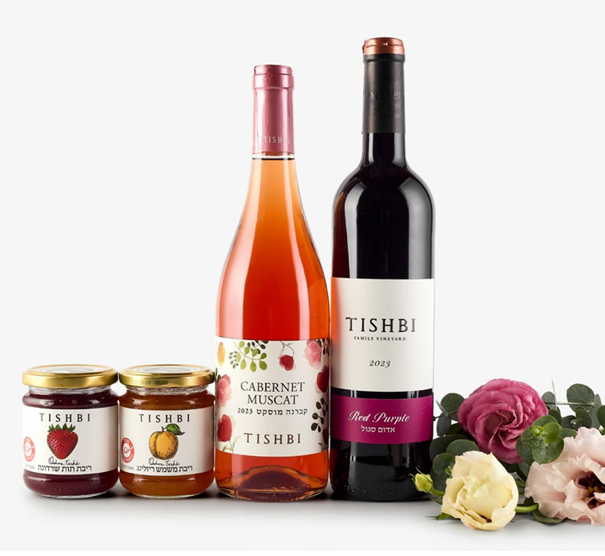 מארז הכולל: 
יין תשבי אדום סגול. 
יין קברנה מוסקט. 
2 קונפיטורות פרי ויין (220 גרם ליחידה). 