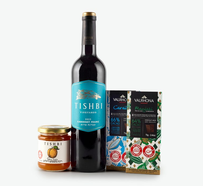 מארז הכולל: 
יין ויניארדס קברנה פראנק.  
קונפיטורת פרי ויין (220 גרם). 
2 חפיסות שוקולד ולרונה (70 גרם ליחידה). 