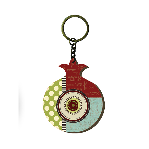 מחזיק מפתחות מעץ עם איורים. 
רוחב כ-7 ס