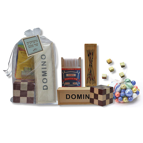 משחקים של פעם בשקית אורגנזה
דומינו, 5 אבנים, דוקים, גומי, גולות, קוביית עץ. 