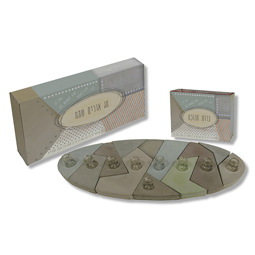 תרומה לקהילה -חנוכיית בטון 12 חלקים + קופסת נרות חנוכה. 
מידות: 31.5x12.5 ס