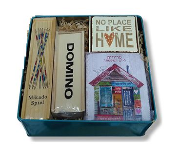 מארז משחקים - קופסת פח עם מארז מגנטים, טריוויה דוקים, ודומינו.
קופסת פח 6.2x21x21 ס