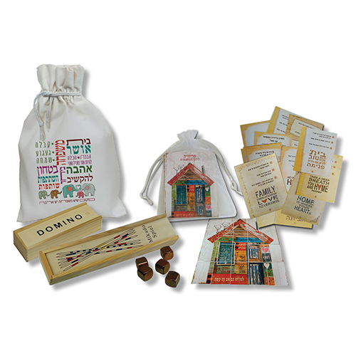 טריוויה ומשחקים של פעם - שקית כותנה עם משחק טריוויה ליום המשפחה, דוקים, דומינו ו-5 אבנים.
גודל השקית 22×36 ס