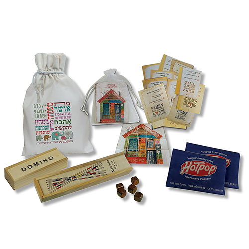 טריוויה משחקים של פעם ופופקורן - שקית כותנה עם משחקי טריוויה, דוקים, דומינו ו-5 אבנים ו-2 שקיות פופקורן. 
גודל השקית 22×36 ס