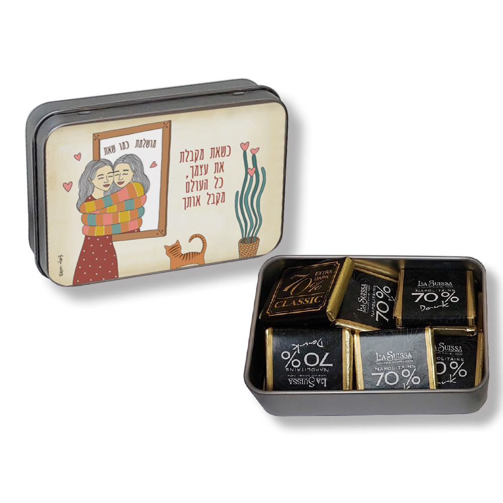 קופסת פח עם 8 נפוליטנים.
גודל הקופסה 9.5×6.5 ס”מ.