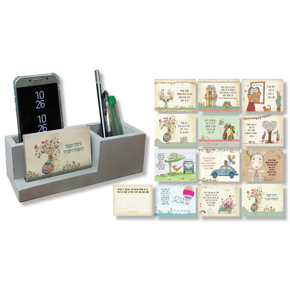 אורגינייזר שולחני מבטון עם כרטיסי העצמה להתפתחות וצמיחה.
גודל הכרטיסים 9.5×7.5 ס”מ. 
בצדו השני של כל כרטיס מצורפת שאלה המניעה לפעולה.
מידת האורגינייזר 7x7x21 ס”מ.