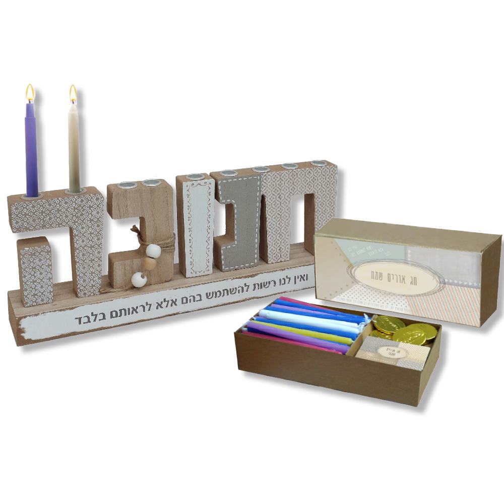 חנוכייה מעוצבת, קופסא עם נרות חנוכה, גפרורים ו-4 מטבעות שוקולד.
גודל הקופסא 17x9x4 ס”מ, גודל החנוכייה 5×11.5×30 ס