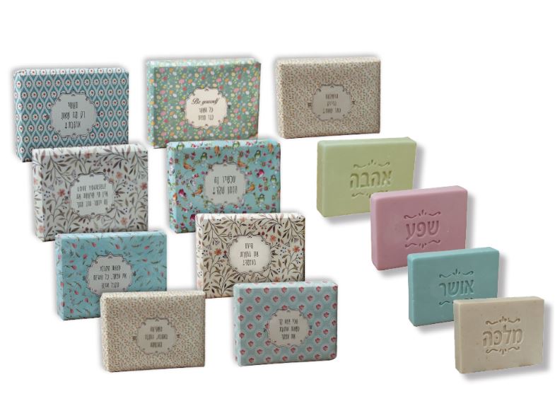 סבון בעיצוב יוקרתי המגיע במגוון צבעים ובעל מילים מעוררות השראה המוטבעות על גבי המוצר.  
גודל: 8×6.5 ס