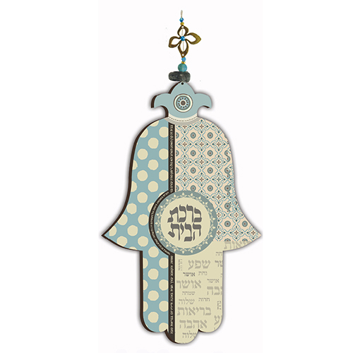 ברכת הבית מעץ בצורת חמסה. 
מידה: 14×24 ס