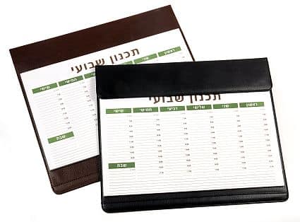 פד שולחני 42X35 לתכנון שבועי דמוי עור יוקרתי
דמוי עור יוקרתי, עם כנף עליונה.

כולל בלוק 56 דף תכנון שבועי, מודפס 2 צבעים.

אפשרות ללוגו לקוח.