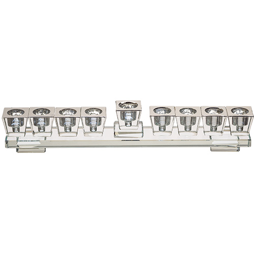 חנוכיית קריסטל מהודרת עם בסיס. 
אורך/גובה: 28 ס״מ.
רוחב: 7 ס״מ.
חומר: קריסטל.
גודל: 28 ס״מ.