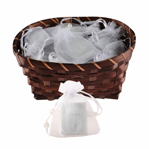 ספרון תהילים. 
אורך/גובה: 4 ס״מ.
רוחב: 3 ס״מ.
עומק: 1 ס״מ.
חומר: בד, נייר/קרטון.