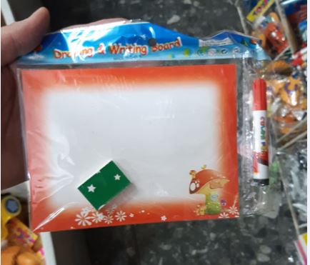 לוח מחיק קטן עם טוש מחיק + מחק 
מידות: 15.5x11.5 ס