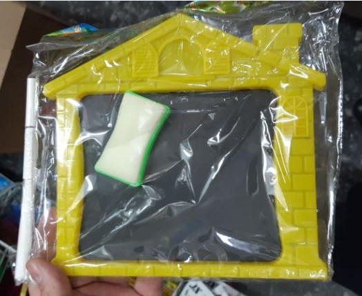 לוח בית בצבע צהוב עם גירים וספוג מחיקה