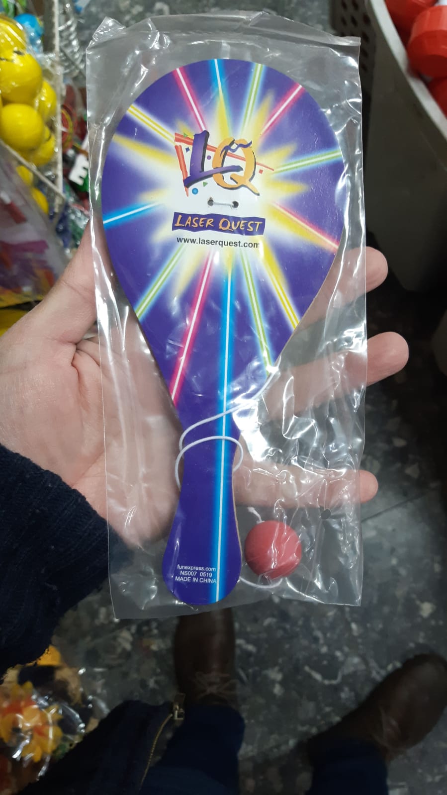 מחבט עם כדור.
הכדור קשור עם גומי למטקה. אפשר לשחק לבד (אין צורך ב - 2 אנשים).