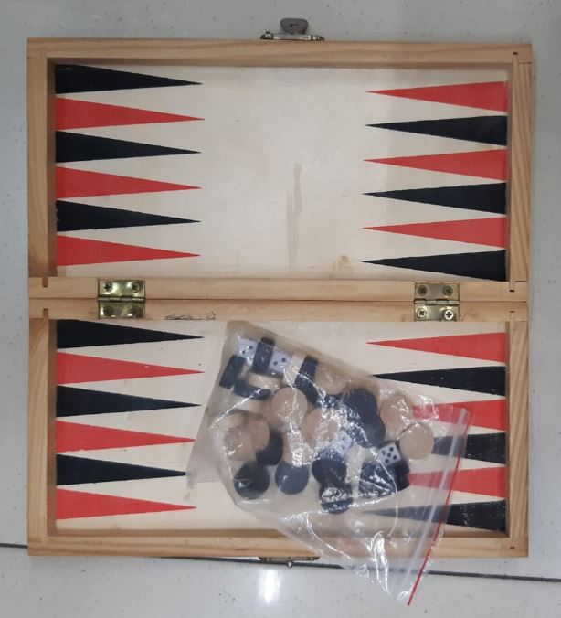 שש בש גדול.
מידות במצב סגור: 20×40 ס