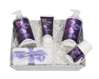 TAL PURPLE סלסלה חבצלת השרון, מכילה: 
מגבת פנים איכותית.
קרם גוף 275 מ